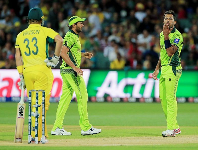 Wahab Riaz blows a kiss to Shane Watson.