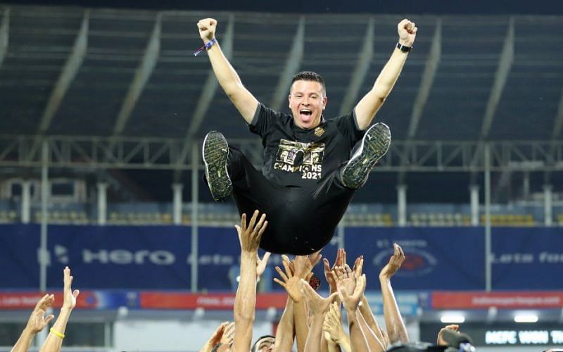 Sergio Lobera celebrates with his players. (Image: ISL)