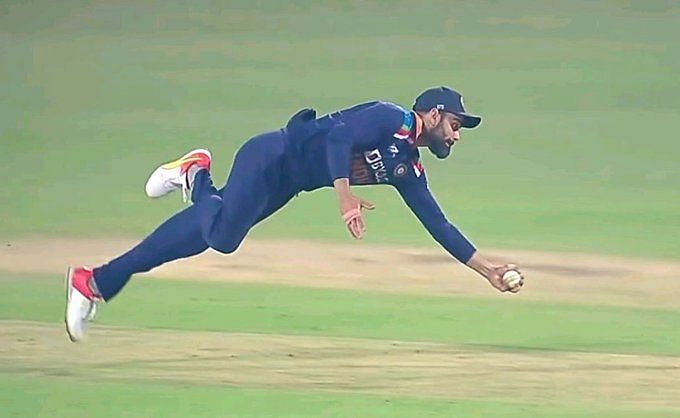 Virat Kohli&#039;s jaw-dropping catch at short-cover in the 3rd ODI. (PC:Twitter)