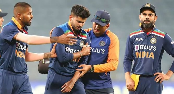भारतीय टीम के लिए बड़ा झटका, श्रेयस अय्यर चोट के बाद मैदान से बाहर
