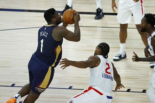 Zion Williamson (#1) of the New Orleans Pelicans drives to the basket against the LA Clippers.