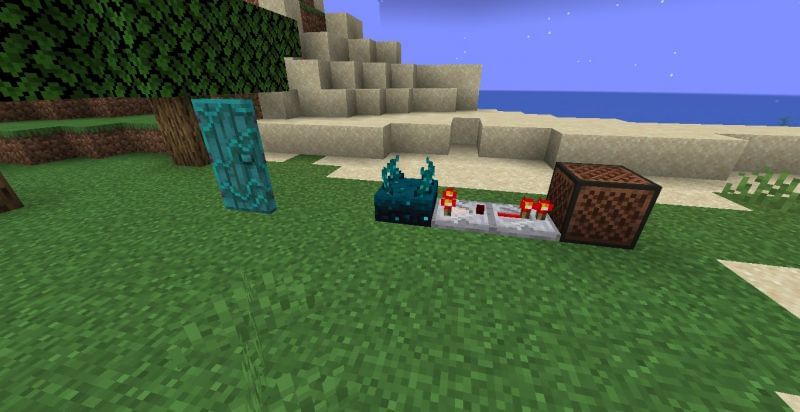 Opening door activates sculk sensor (Image via Minecraft)