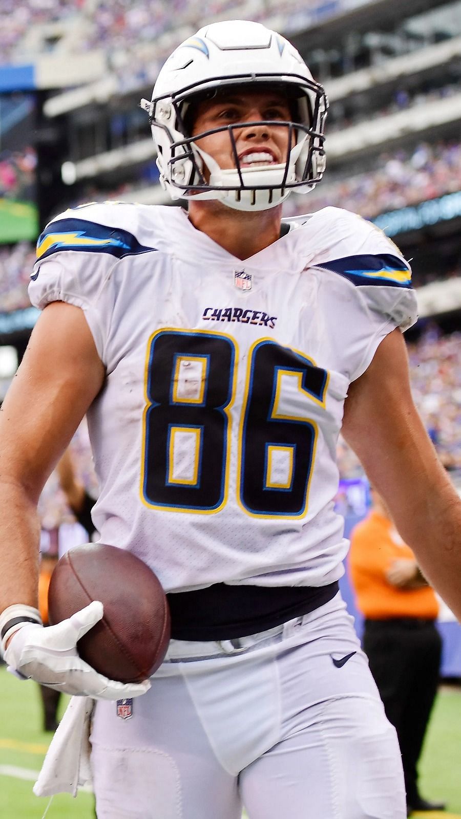 ESPN: New England Patriots sign former Chargers' TE Hunter Henry to 3-year  deal