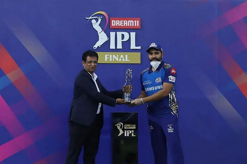 Rohit Sharma, captain of Mumbai Indians, receives the Fairplay award