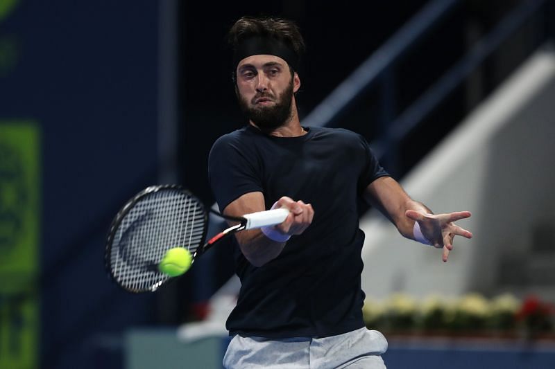 Nikoloz Basilashvili hits a forehand