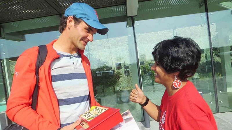 Sunita Sugita with Roger Federer [Credit: ATPtour.com]