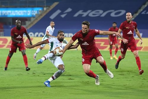 NorthEast United FC's Dylan Fox (right) in action against ATK Mohun Bagan's Roy Krishna in the last meeting between the two sides (Image Courtesy: ISL Media)