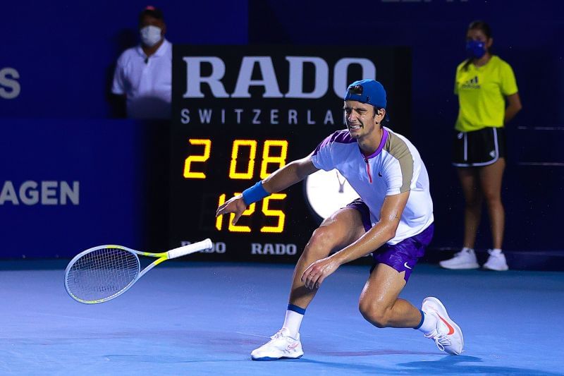 Lorenzo Musetti celebrates after reaching the last four in Acapulco