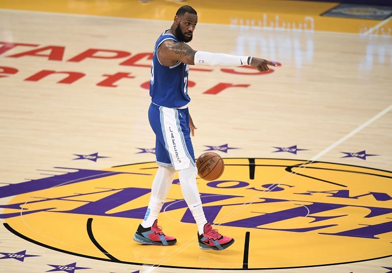 LeBron James (#23) directs a play for the LA Lakers.