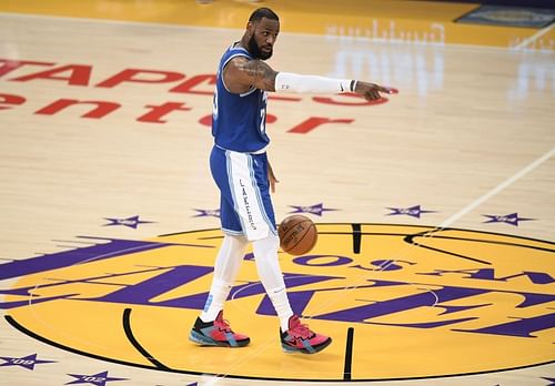 LeBron James (#23) directs a play for the LA Lakers.