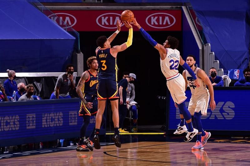 Matisse Thybulle tries to close out Jordan Poole [Image: NBA.com]