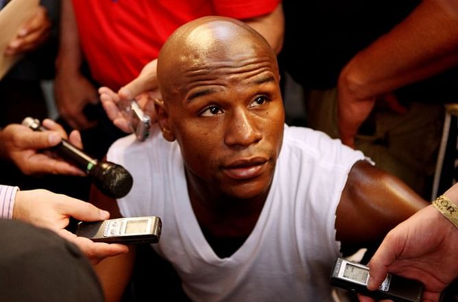 What happened when Floyd Mayweather fought Oscar De La Hoya in 2007?