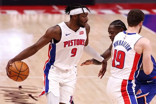 Jerami Grant drives as Julius Randle tries to fight over the screen