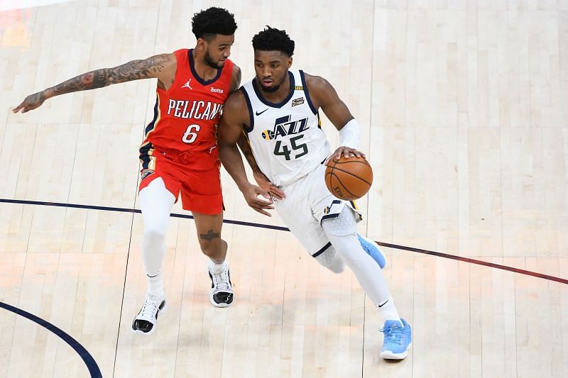 Nickeil Alexander-Walker #6 of the New Orleans Pelicans (L) in action