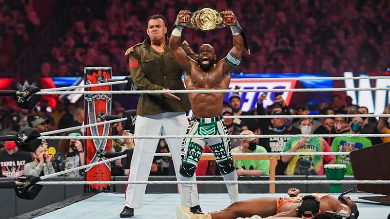 Apollo Crews defeated Big E to become the Intercontinental Champion after some assistance from a &quot;mysterious&quot; giant figure