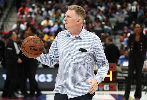 Michael Rapaport dribbles the ball during Week 9 of the BIG3 in Dallas