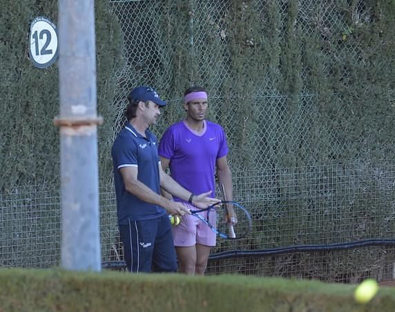 Rafael Nadal practices under the eyes Carlos Moya (via Mundo Deportivo)