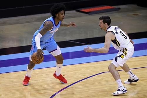 Kevin Porter Jr. (#3) controls the ball.