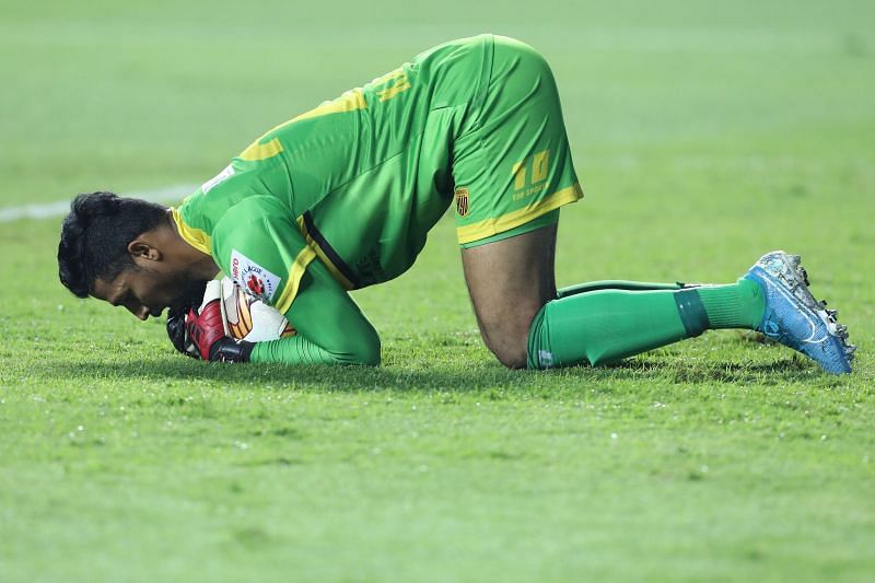Hyderabad FC&#039;s goalkeeper Laxmikant Kattimani holds on to the ball during an ISL 2020-21 match (Image Courtesy: ISL Media)