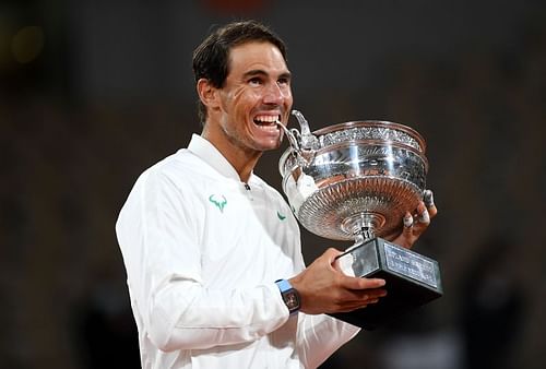 Rafael Nadal with thw Roland Garros 2020 trophy