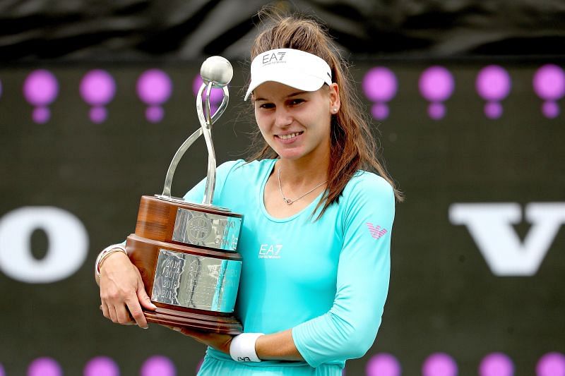 Veronika Kudermetova with the Charleston trophy