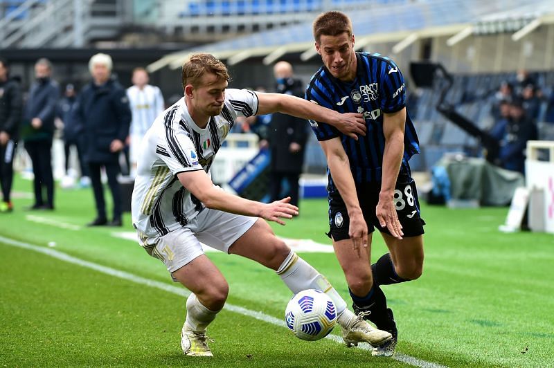 Matthijs de Ligt tussles it out for the ball