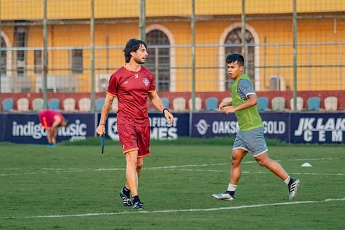 FC Goa Head Coach Juan Ferrando interacts with the media ahead of the ACL game with Al-Wahda (Image: AFC)