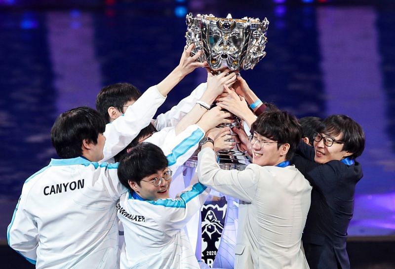 DWG with the 2020 League of Legends Worlds trophy (Image via Riot Games - League of Legend)s