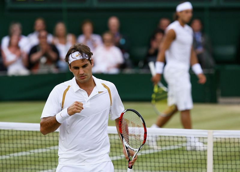 Roger Federer and Rafael Nadal (R) during the 2007 Wimbledon final