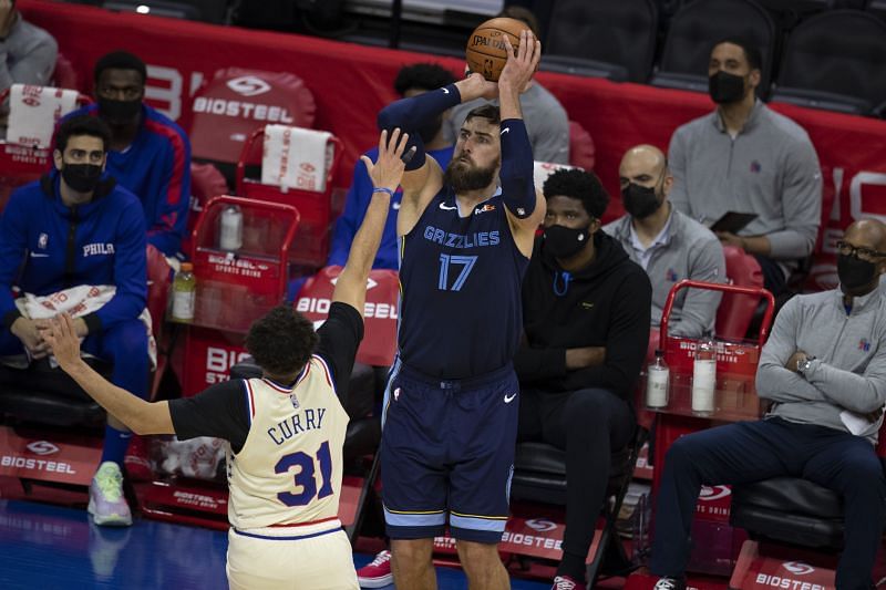 Memphis Grizzlies&#039; Jonas Valanciunas shooting over Seth Curry of the Philadelphia 76ers
