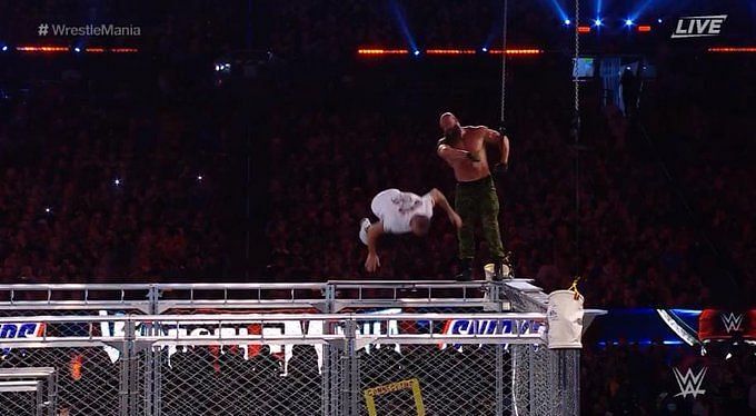 Braun Strowman destroys Shane McMahon a WrestleMania 37