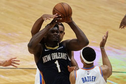 Zion Williamson #1 shoots the ball over Darius Bazley #7.