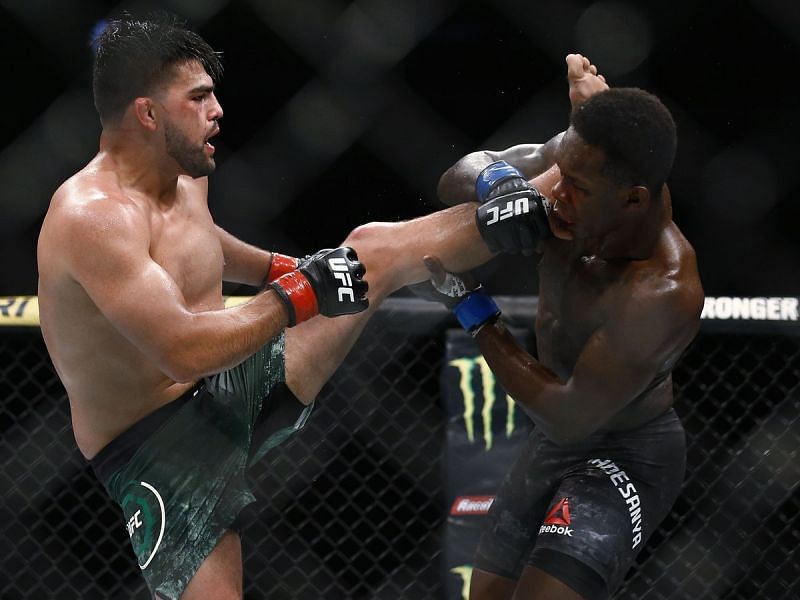 Kelvin Gastelum head-kicks Israel Adesanya