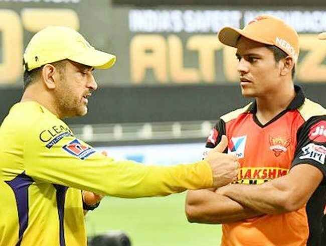 MS Dhoni (L) in conversation with Priyam Garg during IPL 2020. (PC: Twitter)