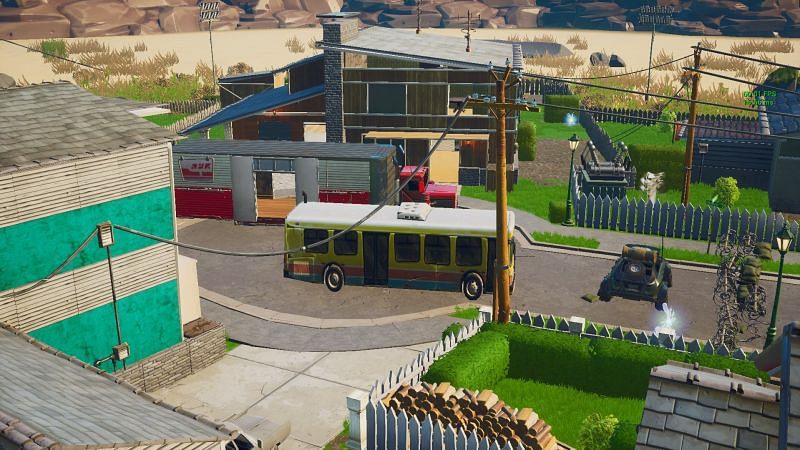 The map also has vehicles in the center, and players can enter them as well (Image via Epic Games)