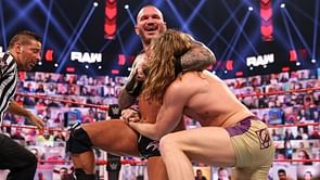 WWE Raw में दो फेमस सुपरस्टार्स के बीच हुए जबरदस्त सैगमेंट को लेकर फूटा दिग्गज का गुस्सा