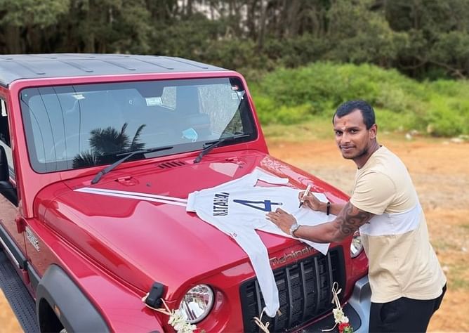 T Natarajan thanks Anand Mahindra with signed Gabba shirt after receiving SUV