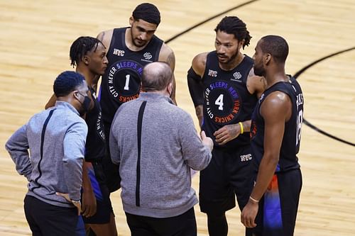 Immanuel Quickley #5, Obi Toppin #1, Derrick Rose #4, and Alec Burks #18 talk with head coach Tom Thibodeau.