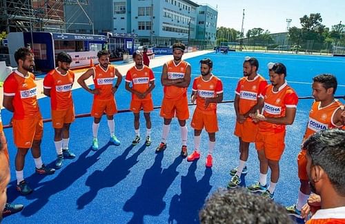 India captain Manpreet Singh discusses a point with teammates in Buenos Aires. (Source: HI)