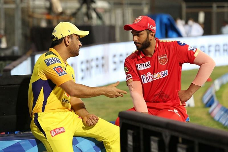 Shahrukh Khan (R) chatted with Chennai Super Kings skipper MS Dhoni after the match (Image courtesy: IPLT20.com)