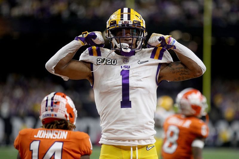 LSU&#039;s Ja&#039;Marr Chase flexes in the 2021 College Football Playoff National Championship.