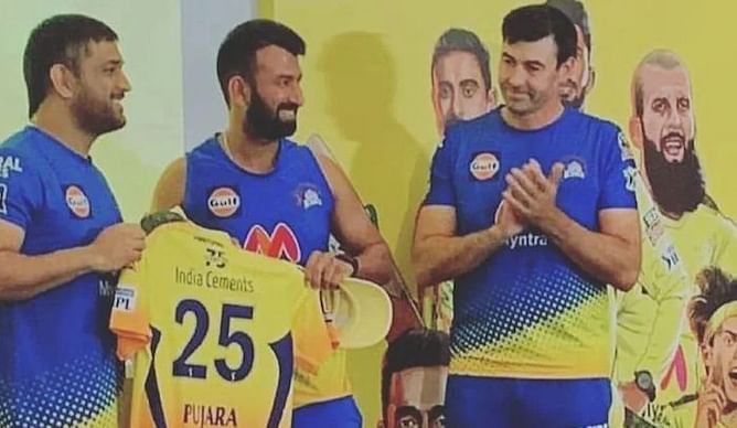 महेंद्र सिंह धोनी ने जर्सी देकर चेतेश्वर पुजारा का स्वागत किया