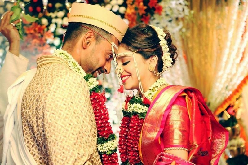 Dhawal Kulkarni&#039;s Couple Moment with wife Shraddha Kharpude at their wedding ceremony