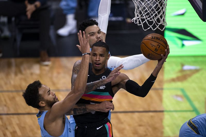 Dejounte Murray #5 passes the ball.