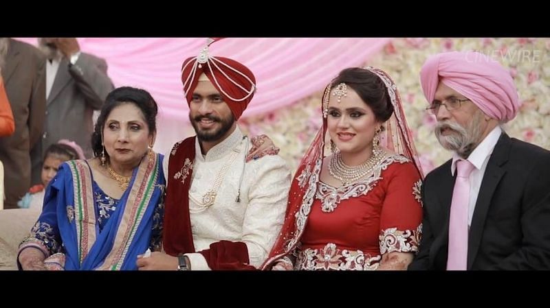 Mandeep Singh and Jagdeep Jaswal&#039;s wedding photos with family