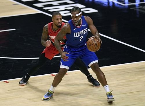 Kawhi Leonard posts up against Damian Lillard.