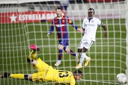 Lionel Messi selflessly gives up hat-trick opportunity, lets Griezmann score in Barcelona's win