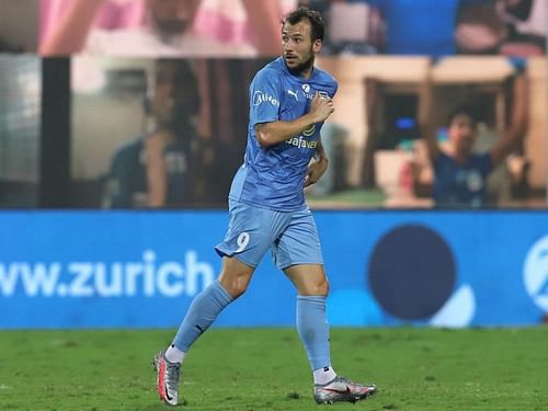 Adam le Fondre in action for Mumbai City FC in the 2020-21 season of the ISL (Image Courtesy: ISL Media)