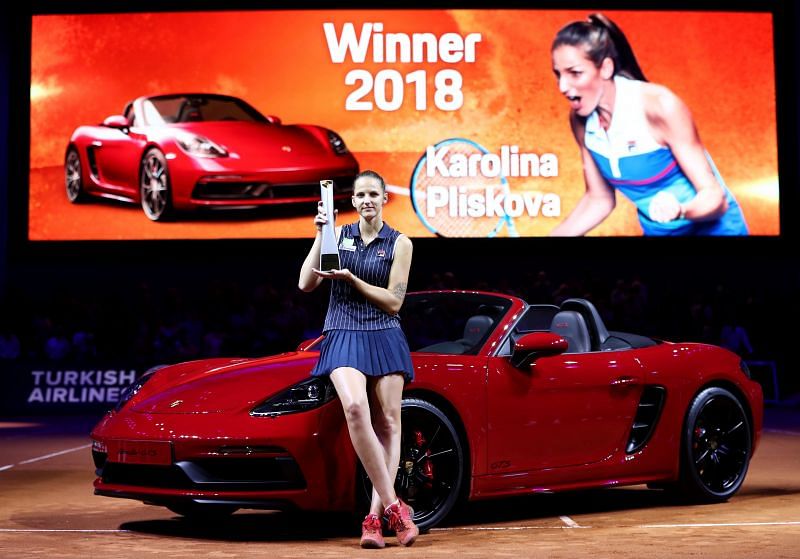 Karolina Pliskova with the Stuttgart trophy in 2018