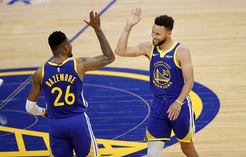 Stephen Curry #30 (right) and Kent Bazemore #26 of the Golden State Warriors